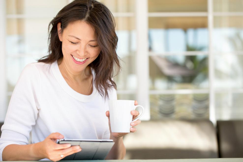 忙しい日常の中で歯磨きの時短ケアを意識する女性のイメージ