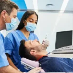 歯医者のクリーニングで歯石を取る様子